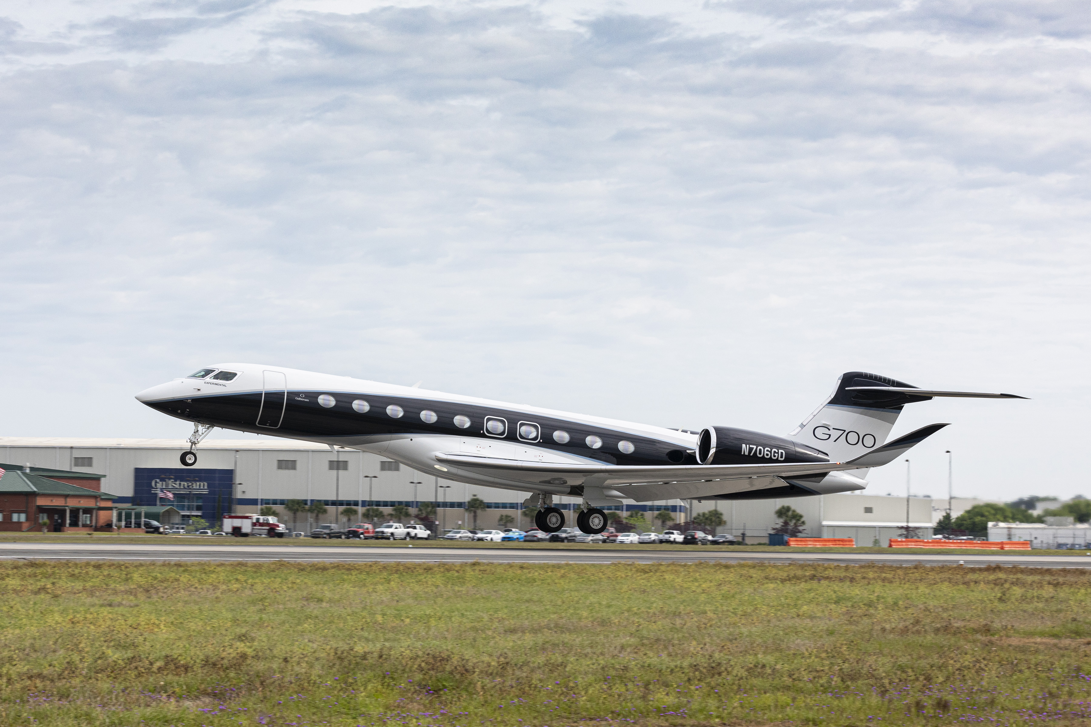 The Fully Outfitted G700 On Its First Flight